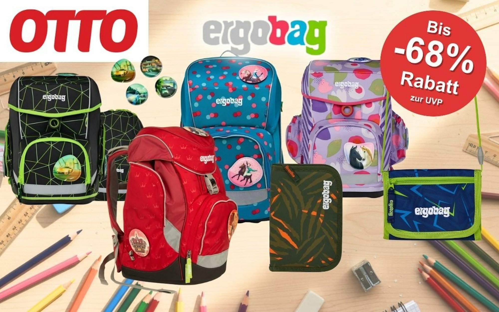 Mehrere bunte Ergobag-Schulranzen und Zubehör wie Federmäppchen und Geldbörse auf einem Holztisch mit Buntstiften und Schulmaterialien. Links oben das OTTO-Logo, mittig das Ergobag-Logo.