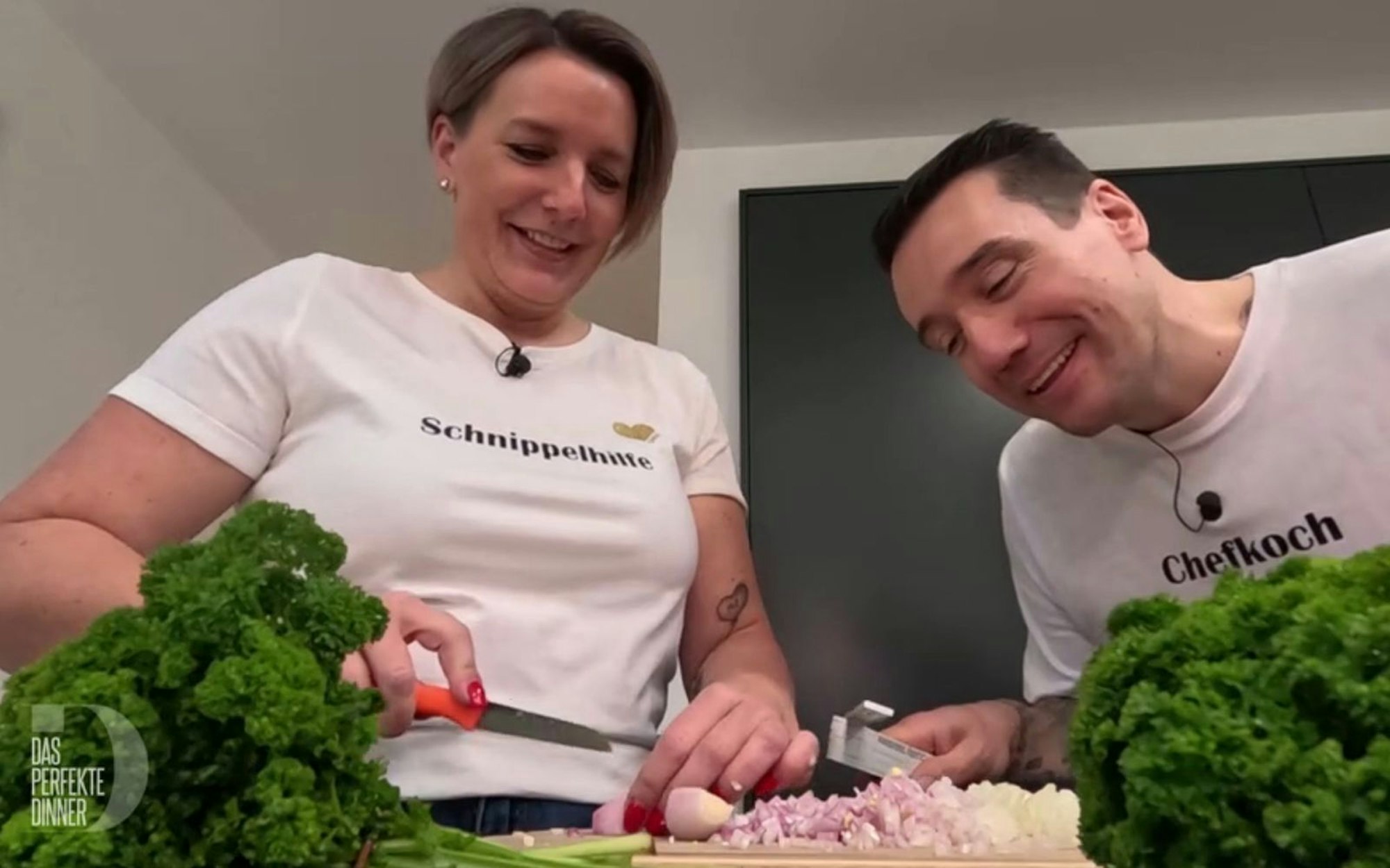 Wenn der „Chefkoch“ die Zwiebelwürfel vermisst, kann Schnippelhilfe Doreen nur lachen. (Bild: RTL)