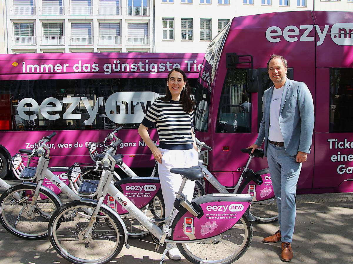 Der langsame Abschied vom Papierticket: KVB-Chef Marcel Winter und Bereichsleiterin Anja Höhn stellen auf dem Neumarkt die Digitaloffensive für eezy.NRW vor.