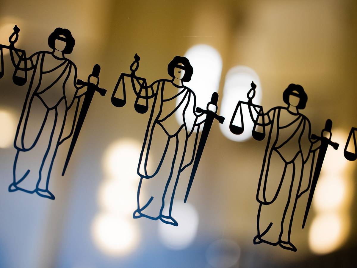 Justitia an der Scheibe des Oberlandesgerichts Köln