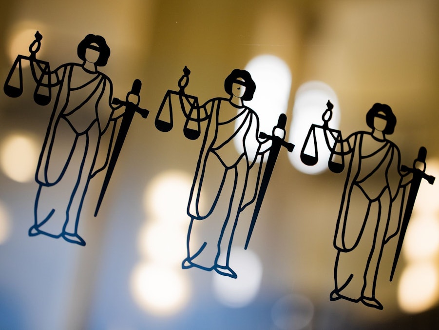 Justitia an der Scheibe des Oberlandesgerichts Köln