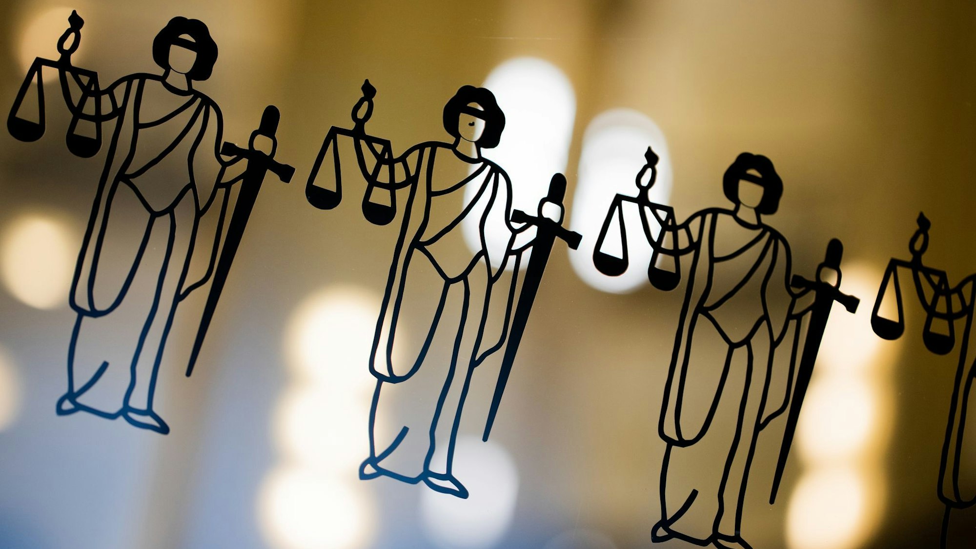 Justitia an der Scheibe des Oberlandesgerichts Köln