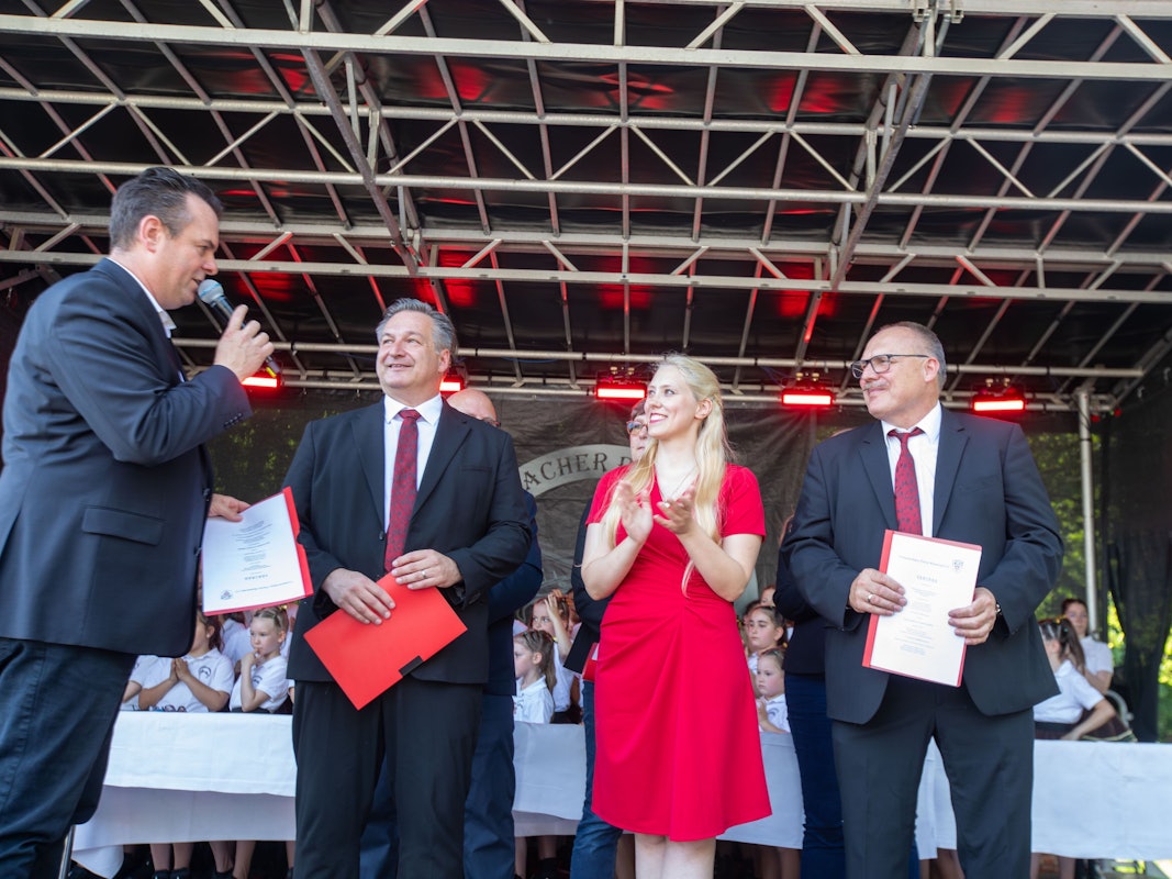 Holger Harms (l.), Präsident des Festausschusses Porzer Karneval (FAS) überreicht dem designierten Porzer Dreigestirn um Jörg Weingärtner, Jacqueline Jacobs-Bäuml und Stefan Lohe (v.l.) die Verträge.