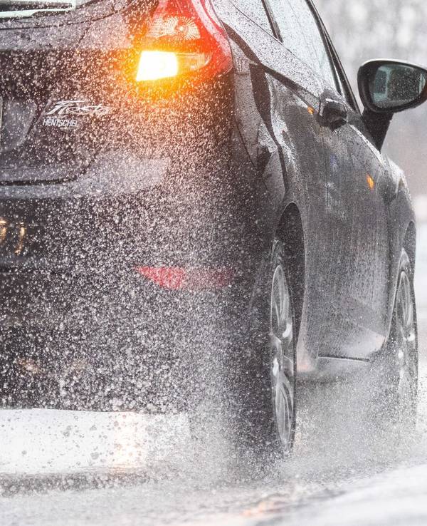Autos fahren bei Regen