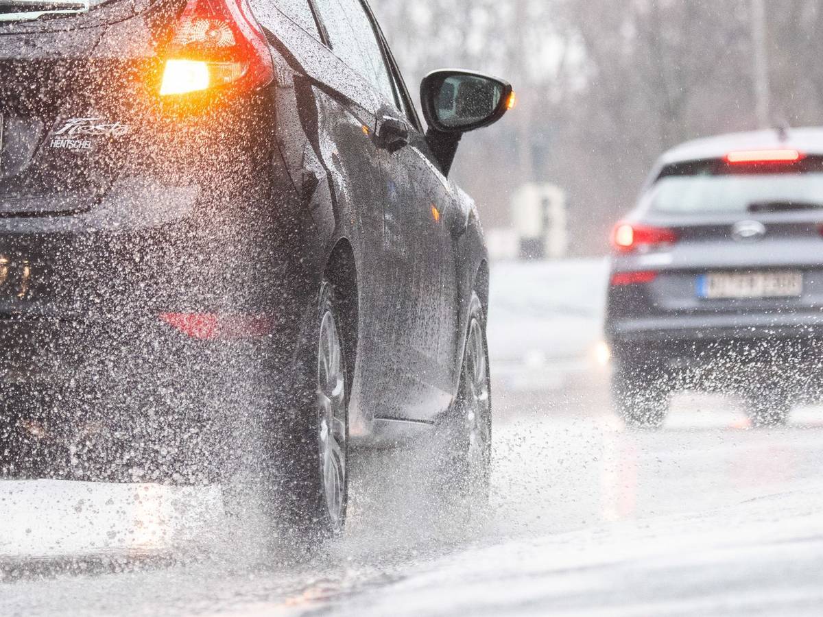 Autos fahren bei Regen