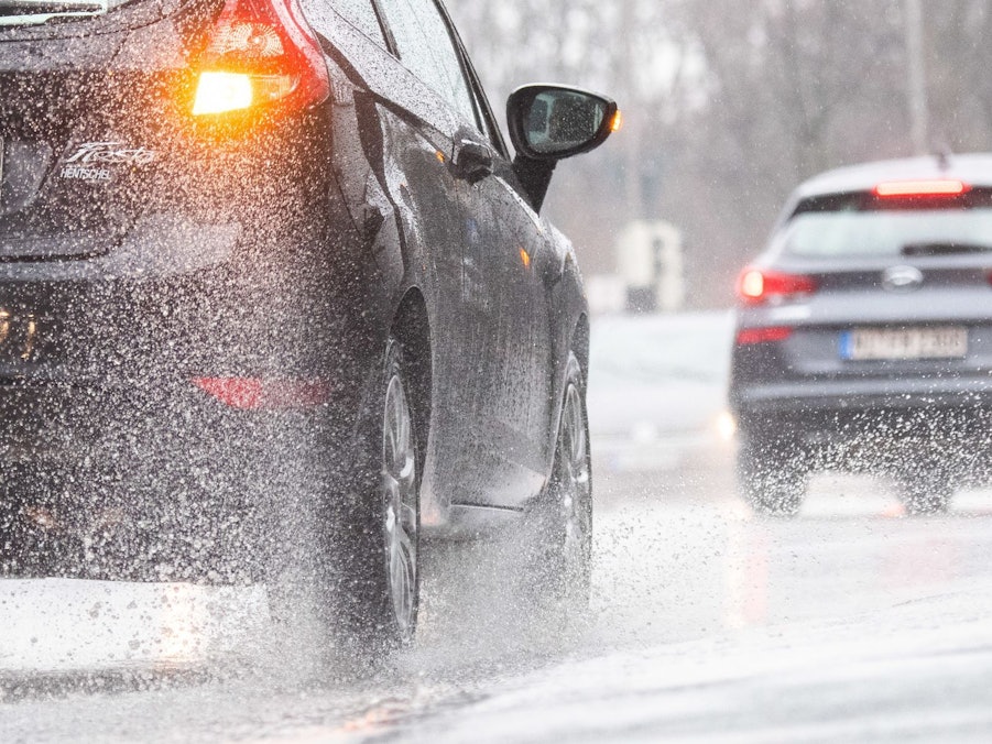 Autos fahren bei Regen
