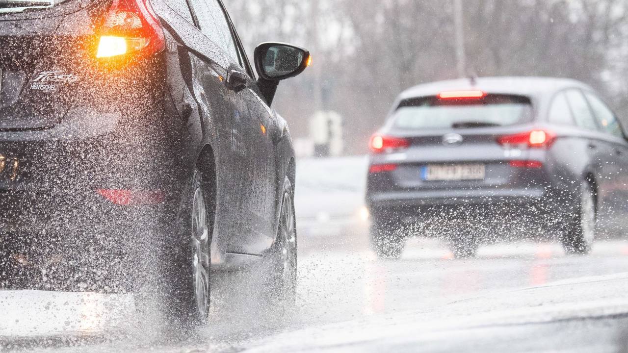 Autos fahren bei Regen