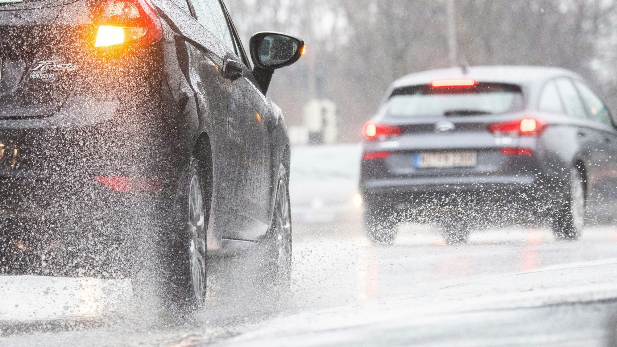 Autos fahren bei Regen