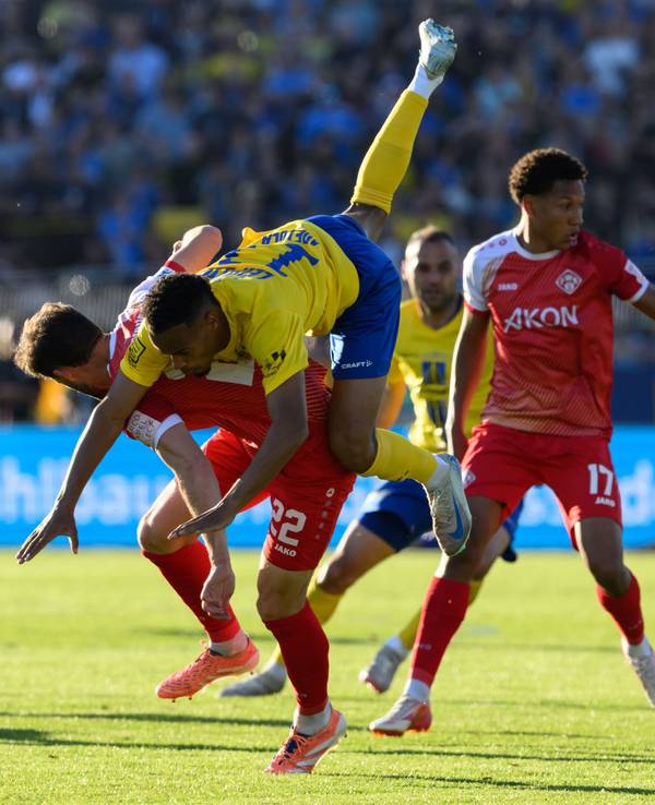 Daniel Hägele (Würzburger Kickers, l) und Ayodele Adetula (FC Lok Leipzig) kämpfen um den Ball.