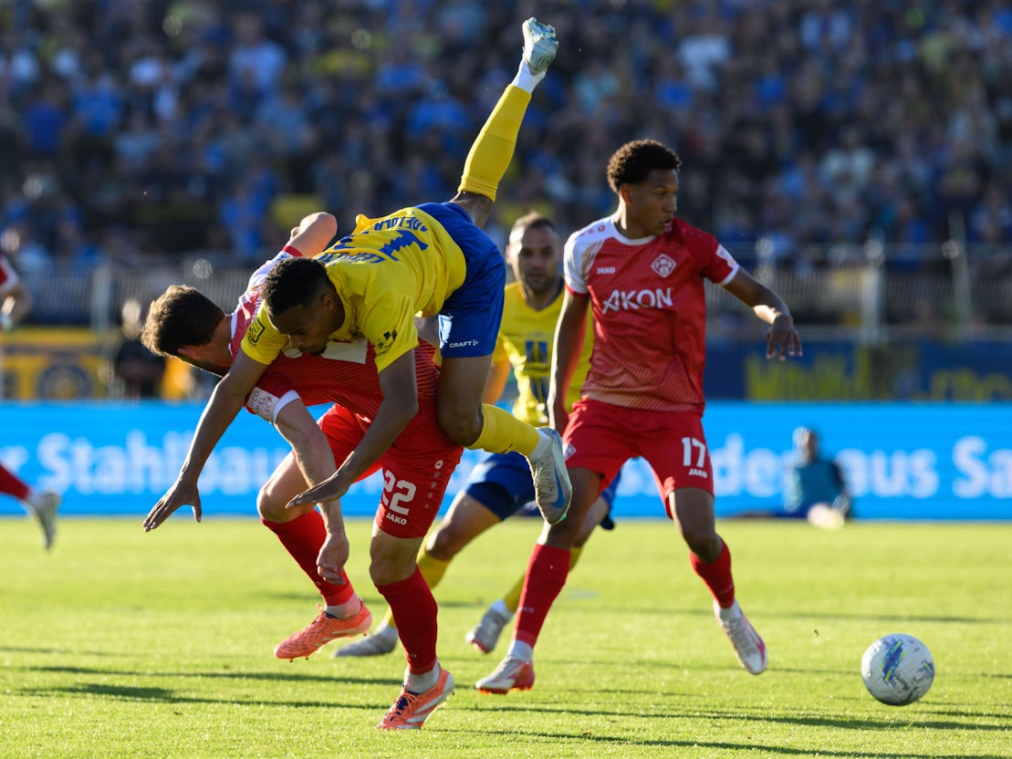 Daniel Hägele (Würzburger Kickers, l) und Ayodele Adetula (FC Lok Leipzig) kämpfen um den Ball.