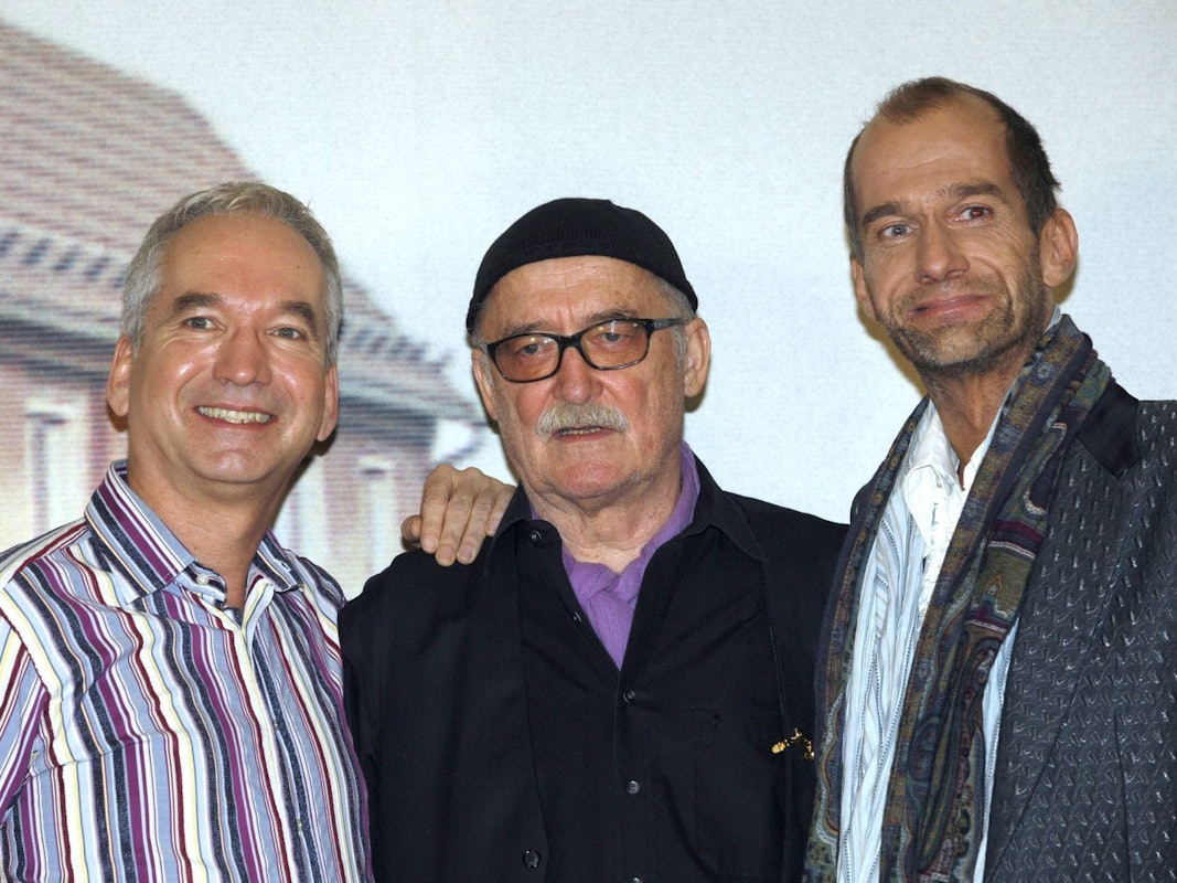 Sie bekommen einen Orden verliehen (von links): Schauspieler Klaus Vincon, Produzent Hans W. Geißendörfer und Schauspieler Georg Uecker. (Bild: IMAGO / Sven Simon)