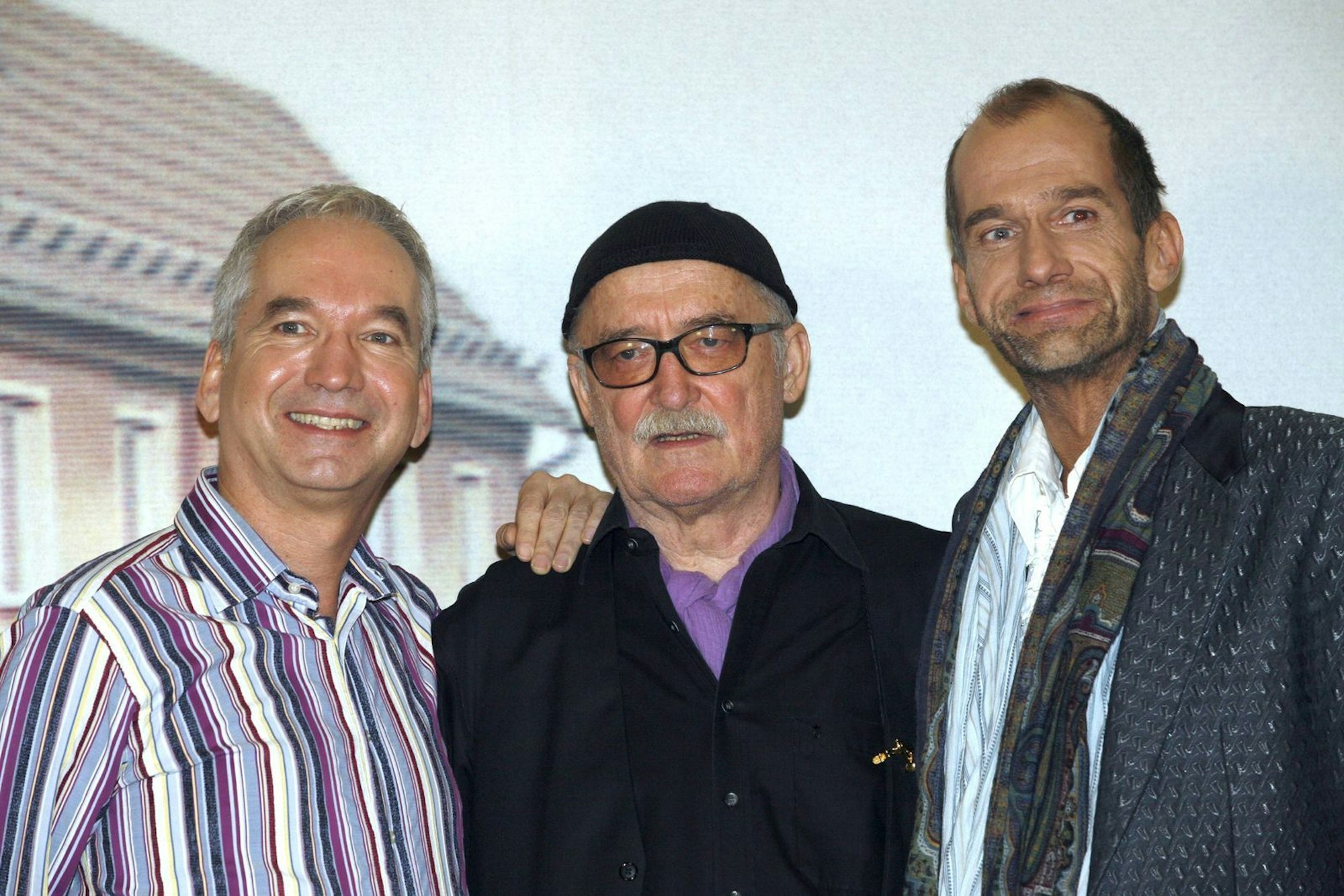 Sie bekommen einen Orden verliehen (von links): Schauspieler Klaus Vincon, Produzent Hans W. Geißendörfer und Schauspieler Georg Uecker. (Bild: IMAGO / Sven Simon)