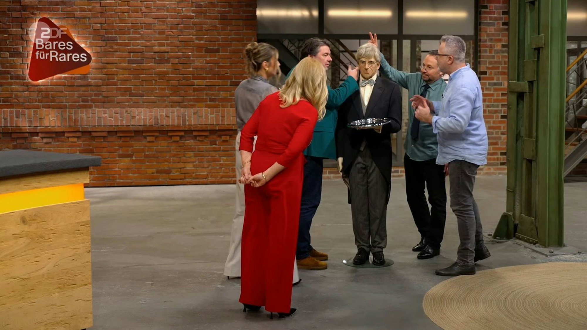 Cizek, Meyer und Pauritsch stürzten sich gleich aufs Objekt. Elke Velten und Sarah Schreiber zögerten ob des grimmigen Gesichtsausdrucks: „Nicht, dass er gleich ausholt!“ (Bild: ZDF)