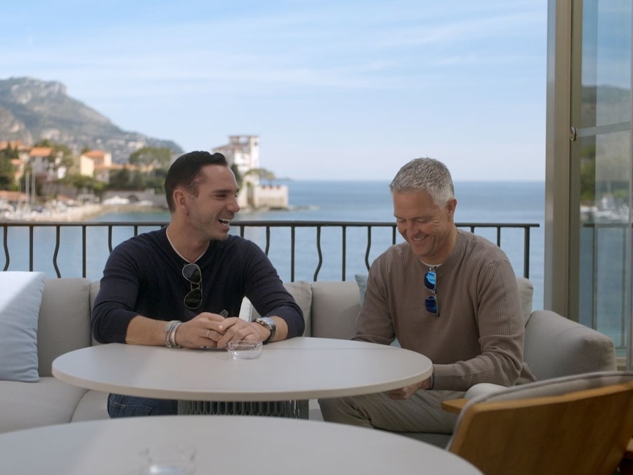 In der Doku-Serie „Ralf & Étienne: Wir sagen Ja“ haben Ralf Schumacher und Étienne Bousquet-Cassagne über ihr Kennenlernen gesprochen. (Bild: Sky/Tresor TV)