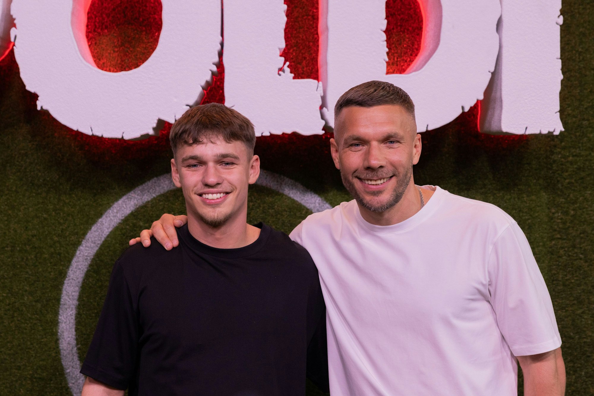 Lukas Podolski (r) und sein Sohn Louis Podolski kommen zur Premiere der Netflix-Doku „Poldi“ in das RheinEnergieStadion.