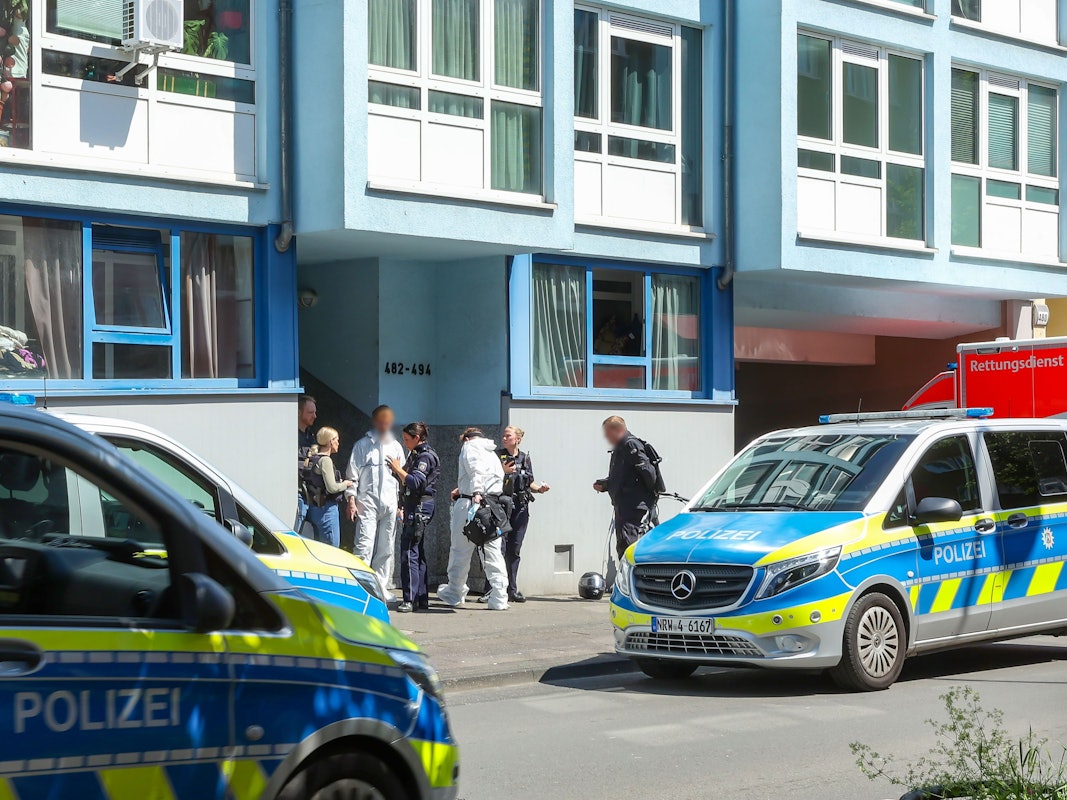 Polizei und Rettungskräfte vor einem Haus.