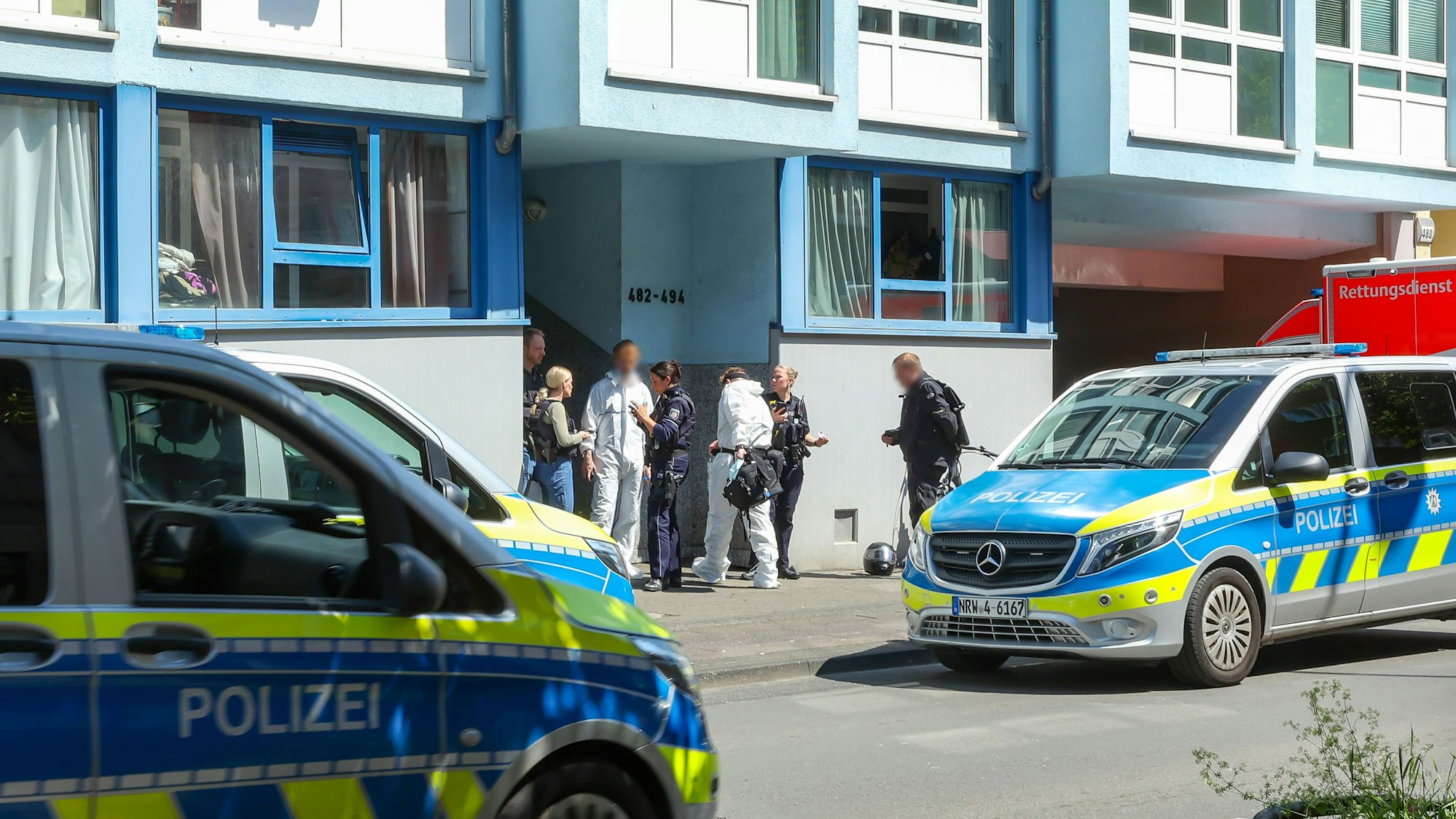 Polizei und Rettungskräfte vor einem Haus.