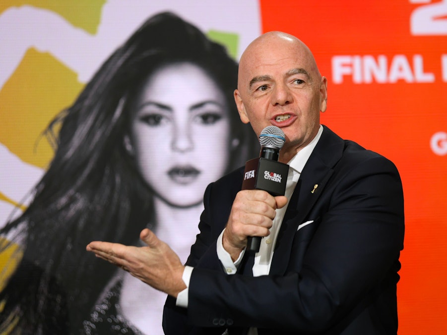 Gianni Infantino spricht in ein Mikrofon.