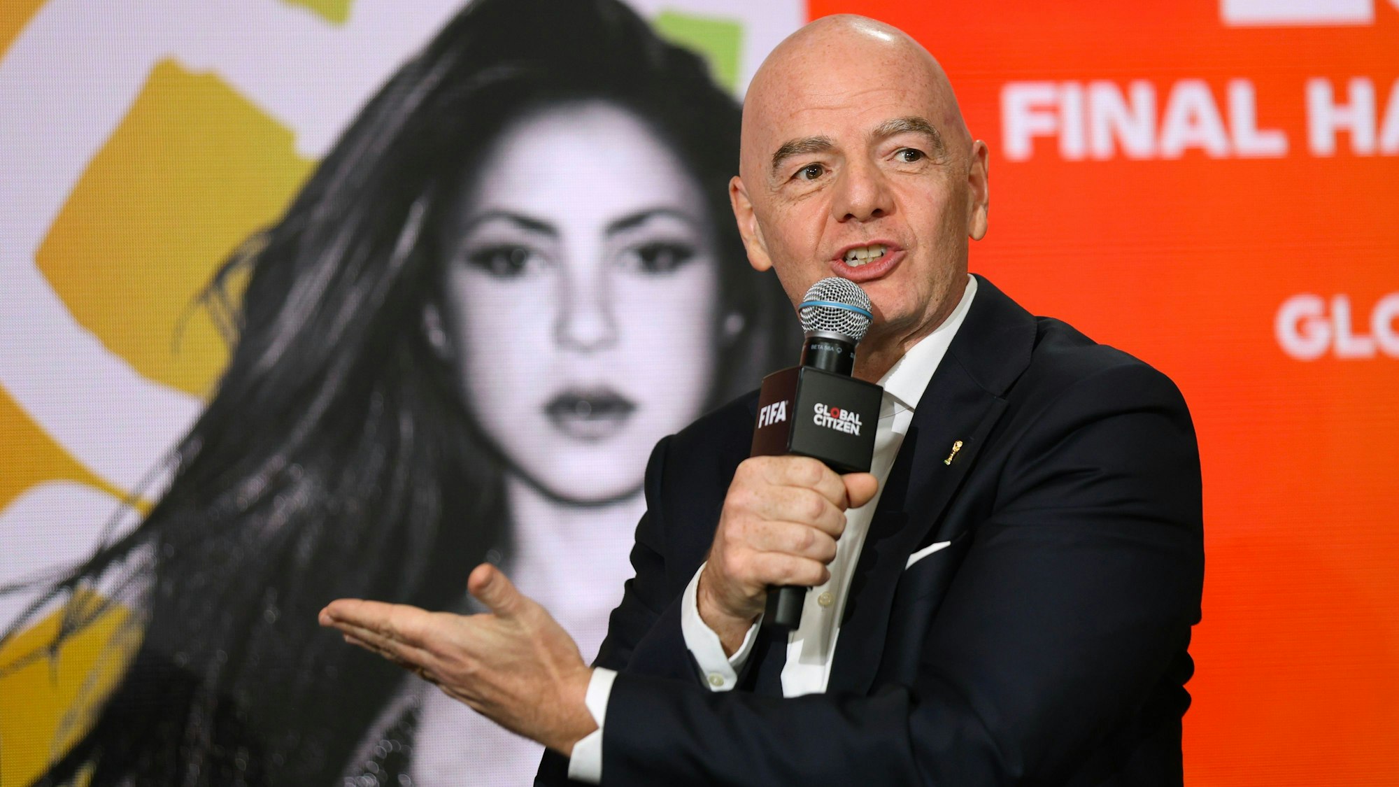 Gianni Infantino spricht in ein Mikrofon.