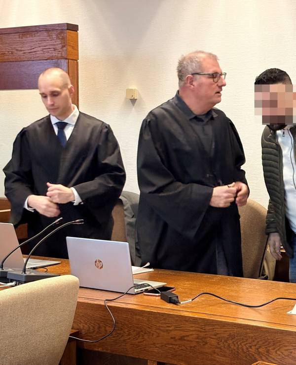 Der Angeklagte Onur G. (37) mit seinen Verteidigern Carsten Rubarth und Fin Keith Habermann (l.) im Kölner Landgericht