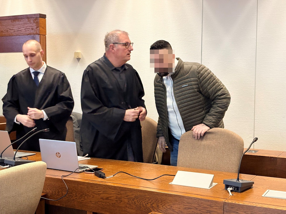 Der Angeklagte Onur G. (37) mit seinen Verteidigern Carsten Rubarth und Fin Keith Habermann (l.) im Kölner Landgericht
