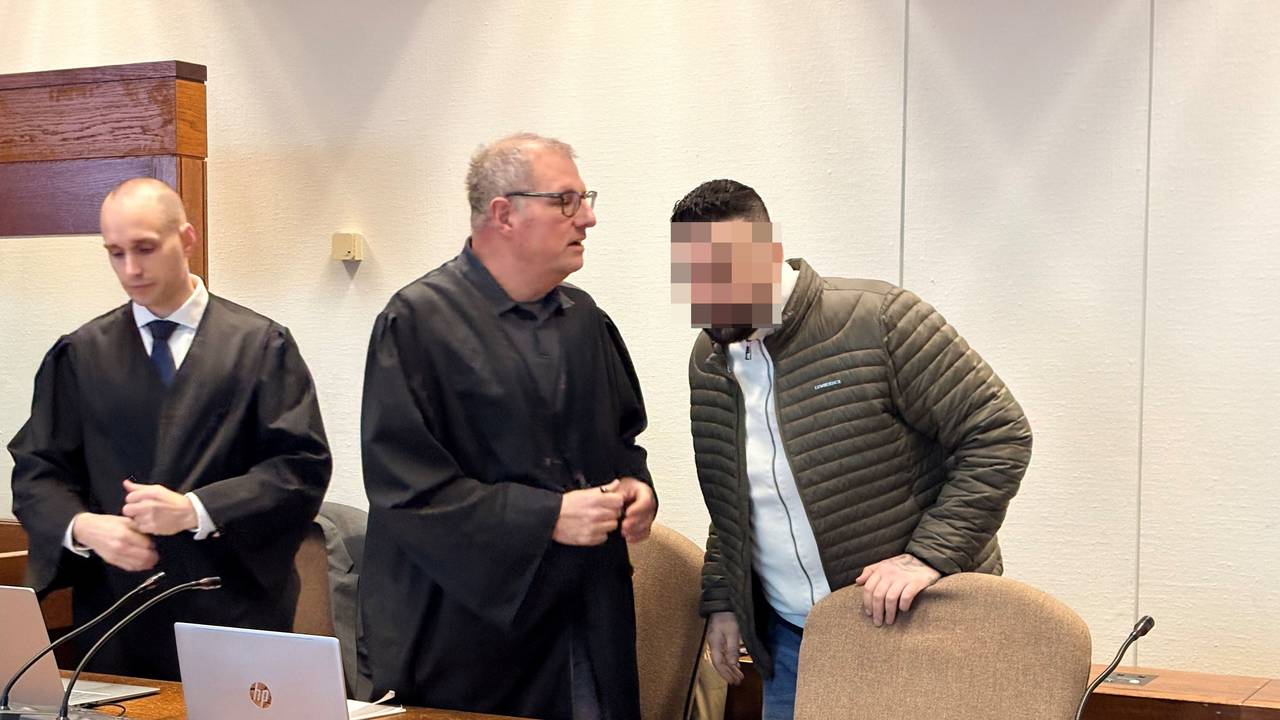 Der Angeklagte Onur G. (37) mit seinen Verteidigern Carsten Rubarth und Fin Keith Habermann (l.) im Kölner Landgericht