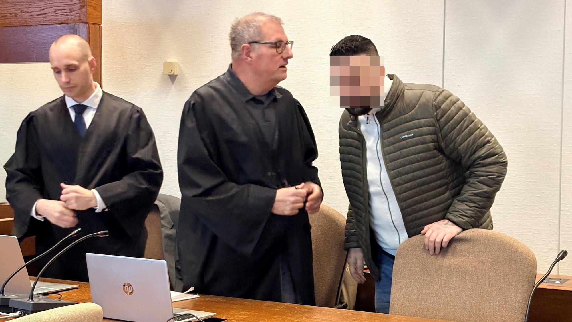 Der Angeklagte Onur G. (37) mit seinen Verteidigern Carsten Rubarth und Fin Keith Habermann (l.) im Kölner Landgericht