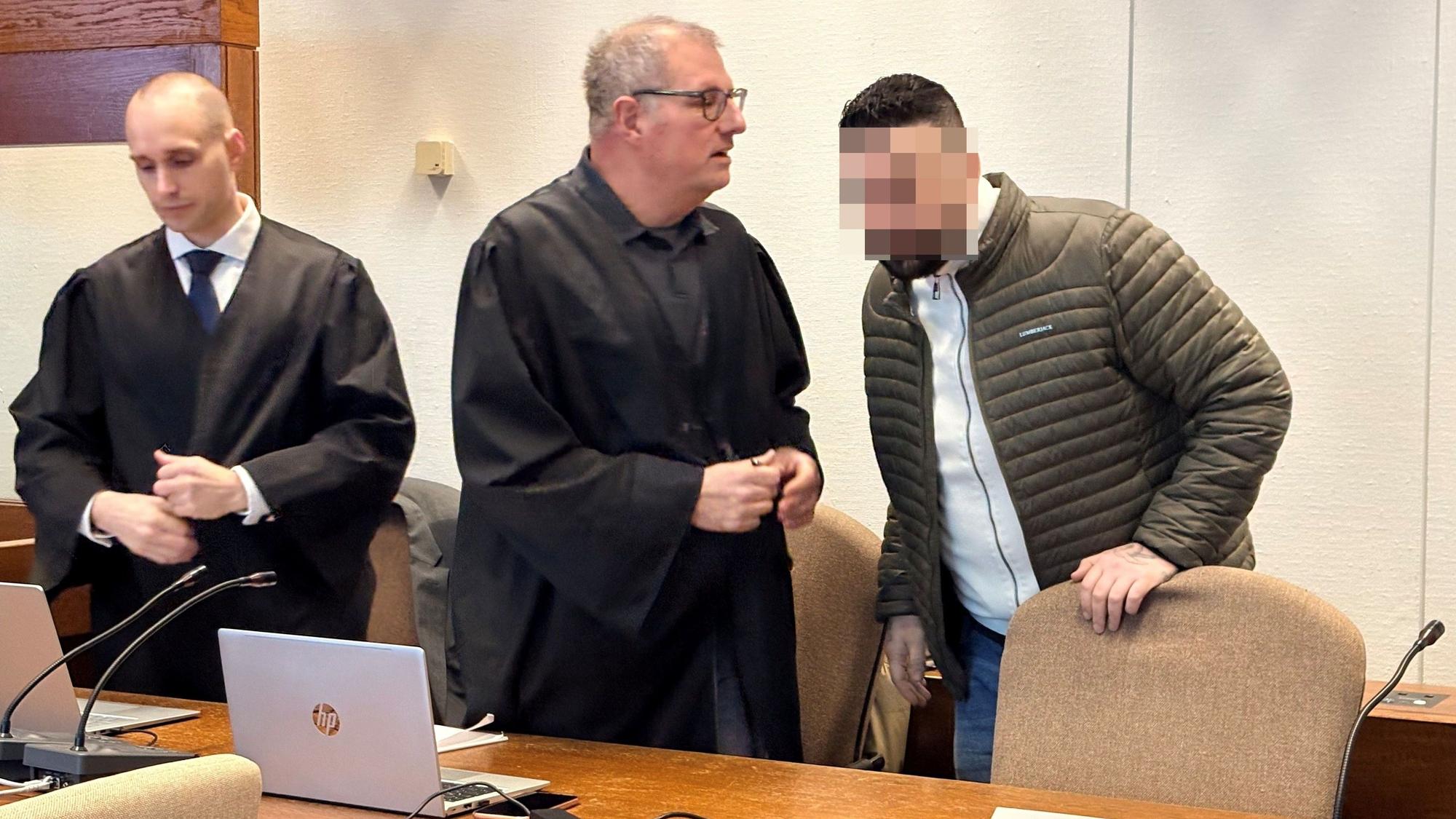 Der Angeklagte Onur G. (37) mit seinen Verteidigern Carsten Rubarth und Fin Keith Habermann (l.) im Kölner Landgericht