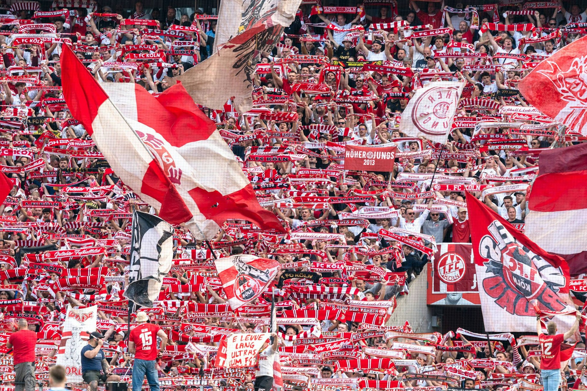 Fans des 1. FC Köln sorgen für Stimmung im Rhein-Energie-Stadion.