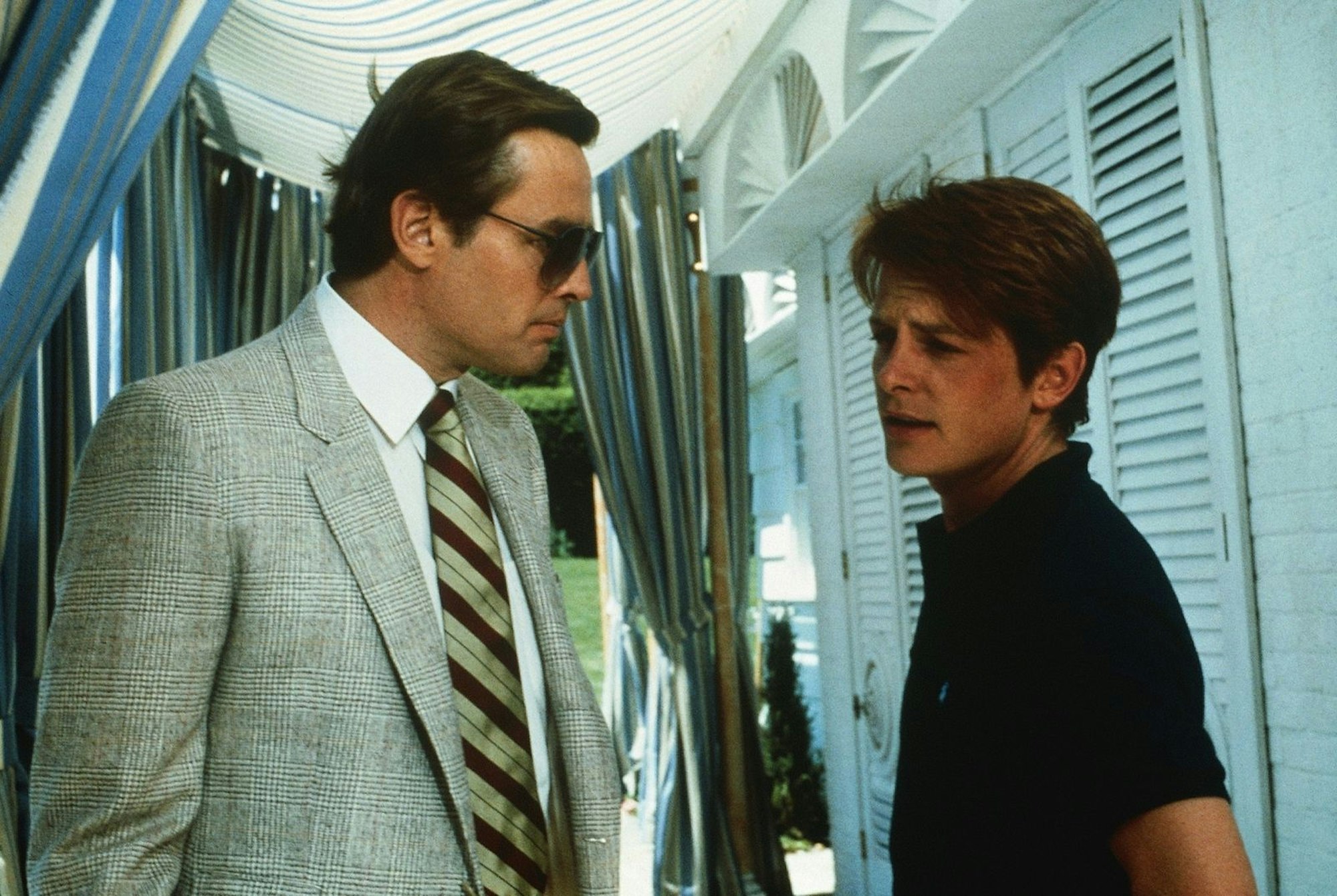 Mit List und Tücke trickst Brantley (Michael J. Fox) seinen Boss Prescott (Richard Jordan) aus und übernimmt seinen Job. (Bild: teleschau / Archiv)