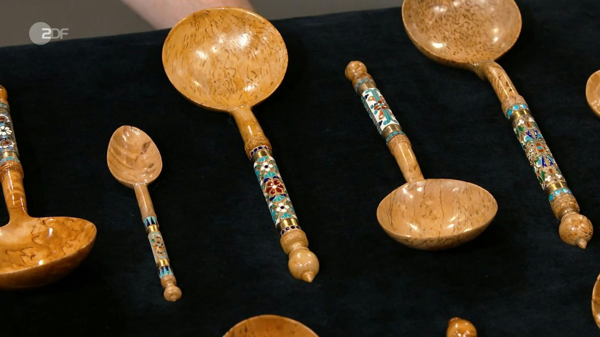 Die Sammlung aus 16 russischen Cloisonné-Holzlöffeln aus der Zeit um 1900 war 1.600 bis 2.000 Euro wert. Fabian Kahl gab 1.000 Euro aus.
(Bild: ZDF)