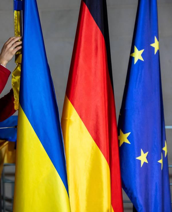 Flaggen der EU, der Ukraine und Deutschland
