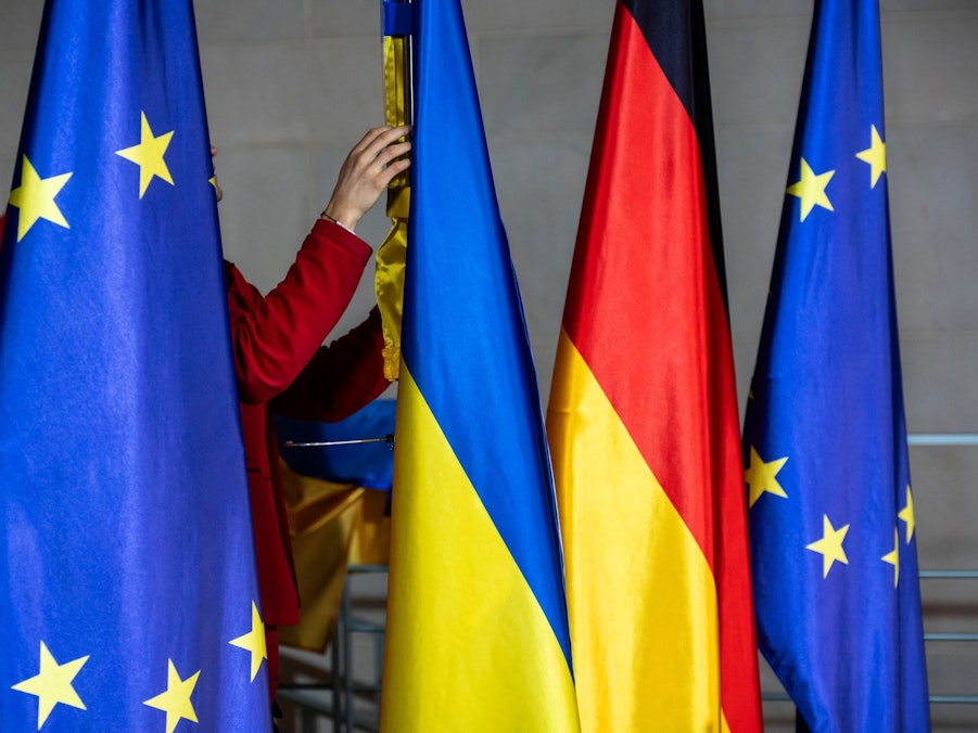 Flaggen der EU, der Ukraine und Deutschland