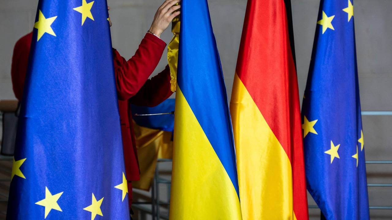 Flaggen der EU, der Ukraine und Deutschland
