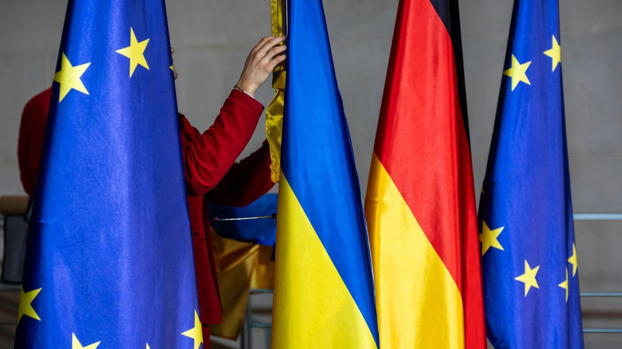 Flaggen der EU, der Ukraine und Deutschland