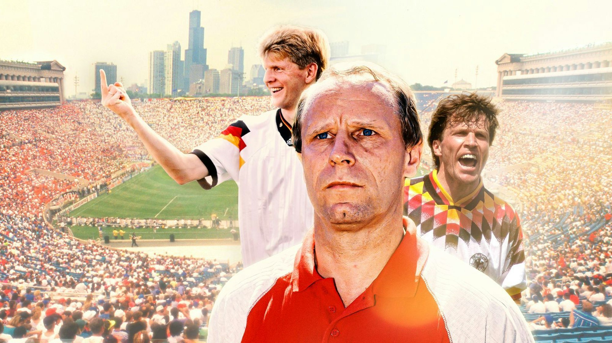 Das Cover der ARD-Dokuserie „Elf Helden - Ein Albtraum“ zeigt drei Protagonisten eines WM-Horrortrips in die USA 1994. Dort wollte der amtierende Fußball-Weltmeister Deutschland seinen Titel mit Trainer Berti Vogts (zweiter von links) und Kapitän Lothar Matthäus verteidigen. Es kam anders - auch für Stefan Effenberg (links). (Bild: NDR/ARD/picture alliance/firo Sportphoto | Jürgen Fromme/Michael Kunkel/Bongarts/Getty Images/IMAGO/WEREK/IMAGO/HJS)