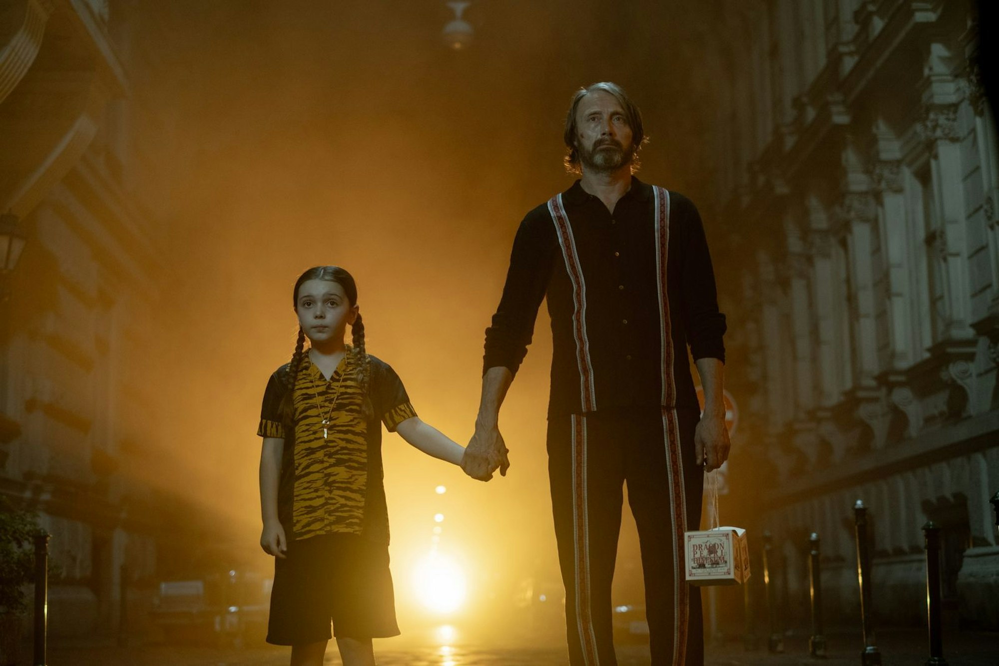 Die achtjährige Aurora (Sophie Sloan) engagiert ihren Nachbarn aus der Wohnung 5B (Mads Mikkelsen), damit der das Monster unter ihrem Bett tötet. (Bild: Leonine/Gabor Kotschy / Lionsgate Entert)