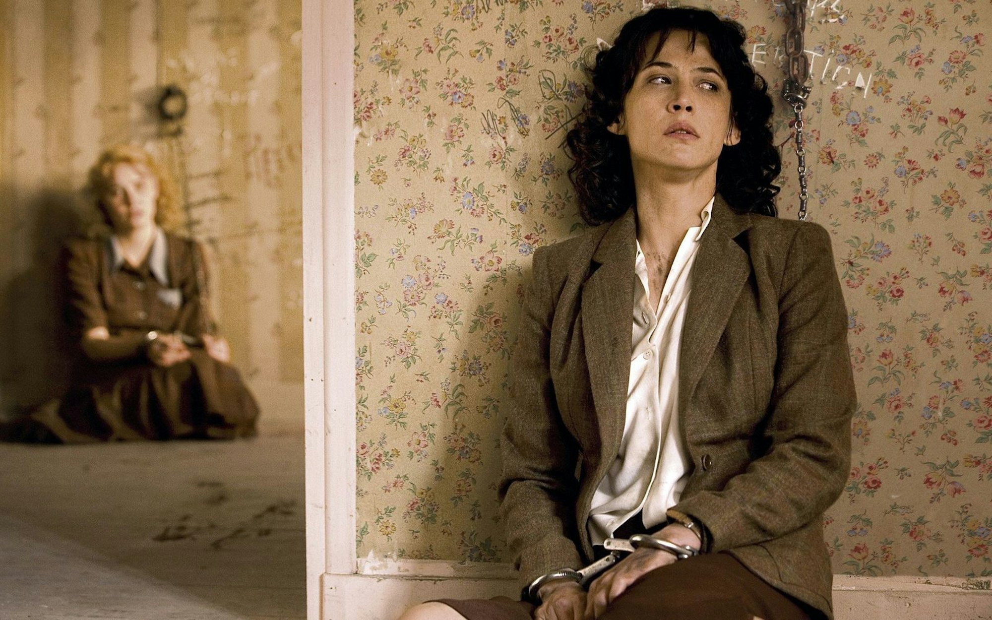 Ende einer Geheimmission? Louise Desfontaines (Sophie Marceau, rechts) und Jeanne Faussier (Julie Depardieu) sind in deutsche Gefangenschaft geraten. (Bild: Bayerischer Rundfunk / ARD Degeto)