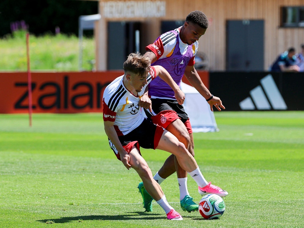 Malick Thiaw und Lennart Karl liefern sich im Training einen Zweikampf.