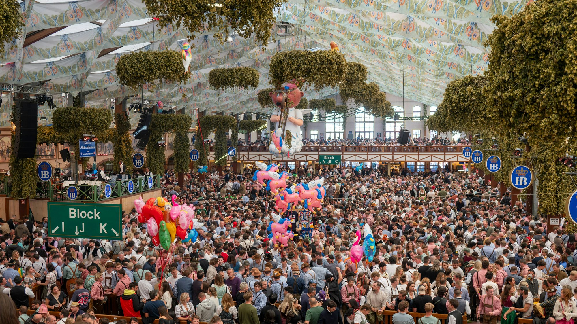 Festzelt Muenchner Oktoberfest