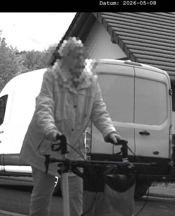Frau mit Rollator von Polizei geblitzt