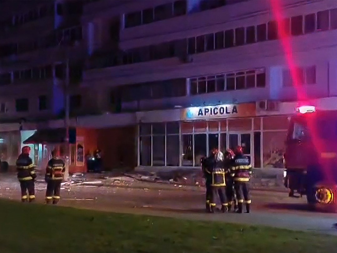 Ein am 29. Mai 2026 aus einem auf der Facebook-Seite des rumänischen Rettungsdienstes veröffentlichten Video entnommenes Standbild zeigt Rettungskräfte am Unfallort, nachdem eine Drohne in ein Wohnhaus in der Stadt Galati im Westen Rumäniens gestürzt war.