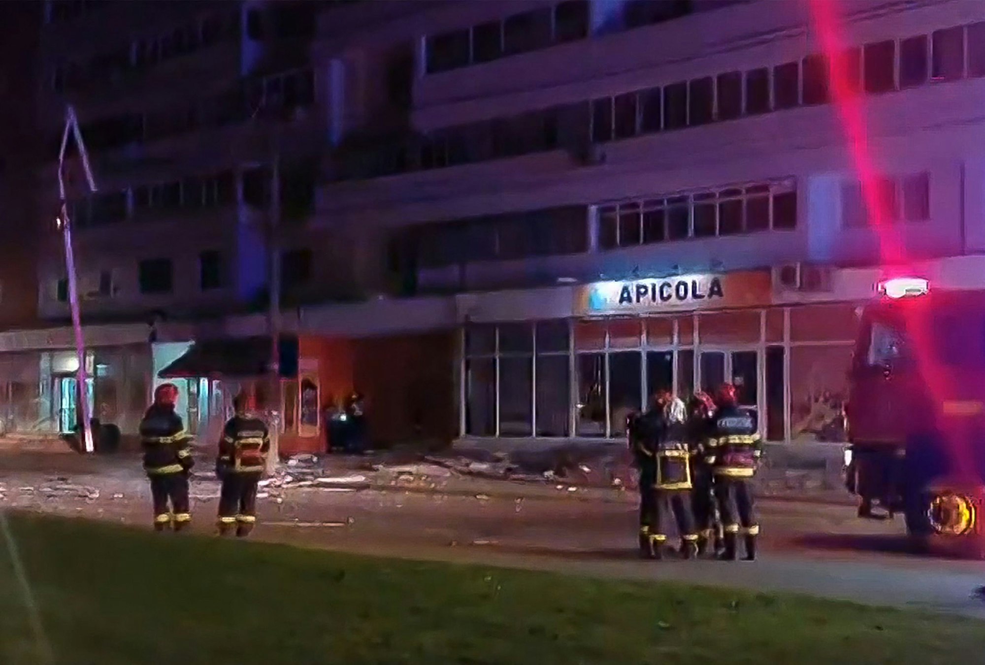Ein am 29. Mai 2026 aus einem auf der Facebook-Seite des rumänischen Rettungsdienstes veröffentlichten Video entnommenes Standbild zeigt Rettungskräfte am Unfallort, nachdem eine Drohne in ein Wohnhaus in der Stadt Galati im Westen Rumäniens gestürzt war.
