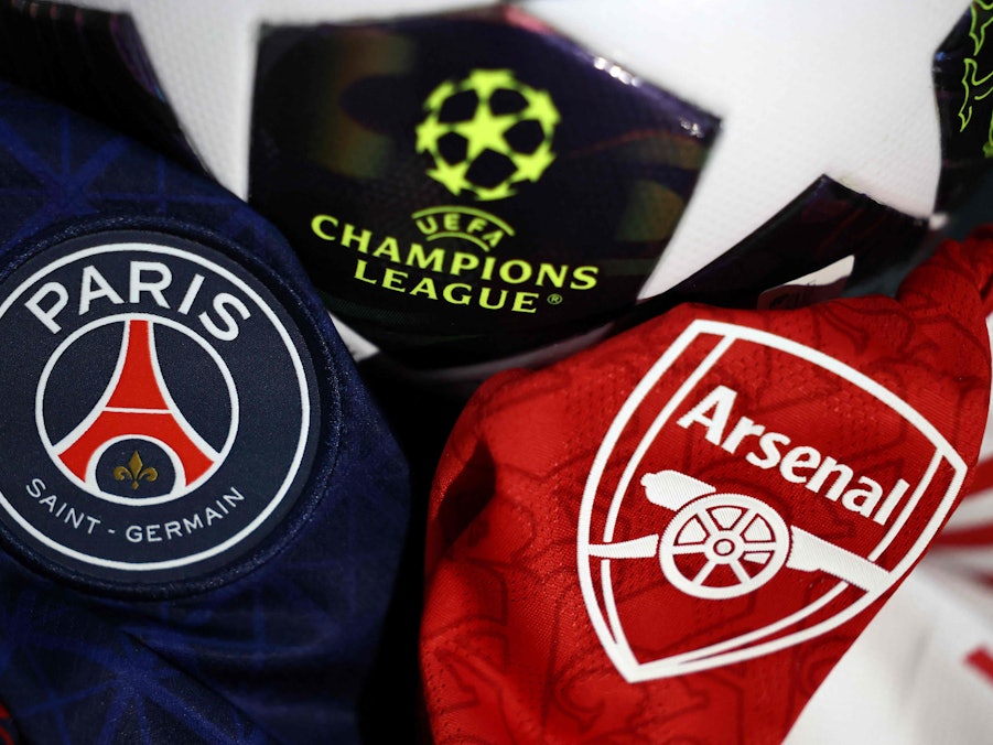 Die Logos von Paris Saint-Germain und des FC Arsenal vor dem Champions-League-Ball.