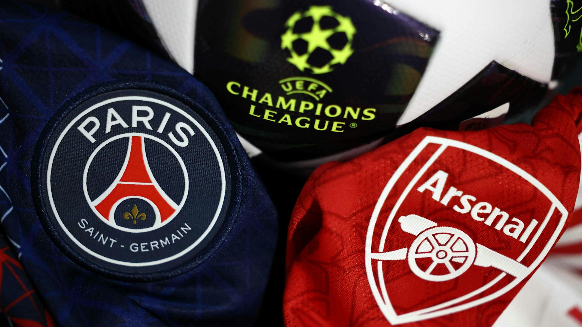 Die Logos von Paris Saint-Germain und des FC Arsenal vor dem Champions-League-Ball.