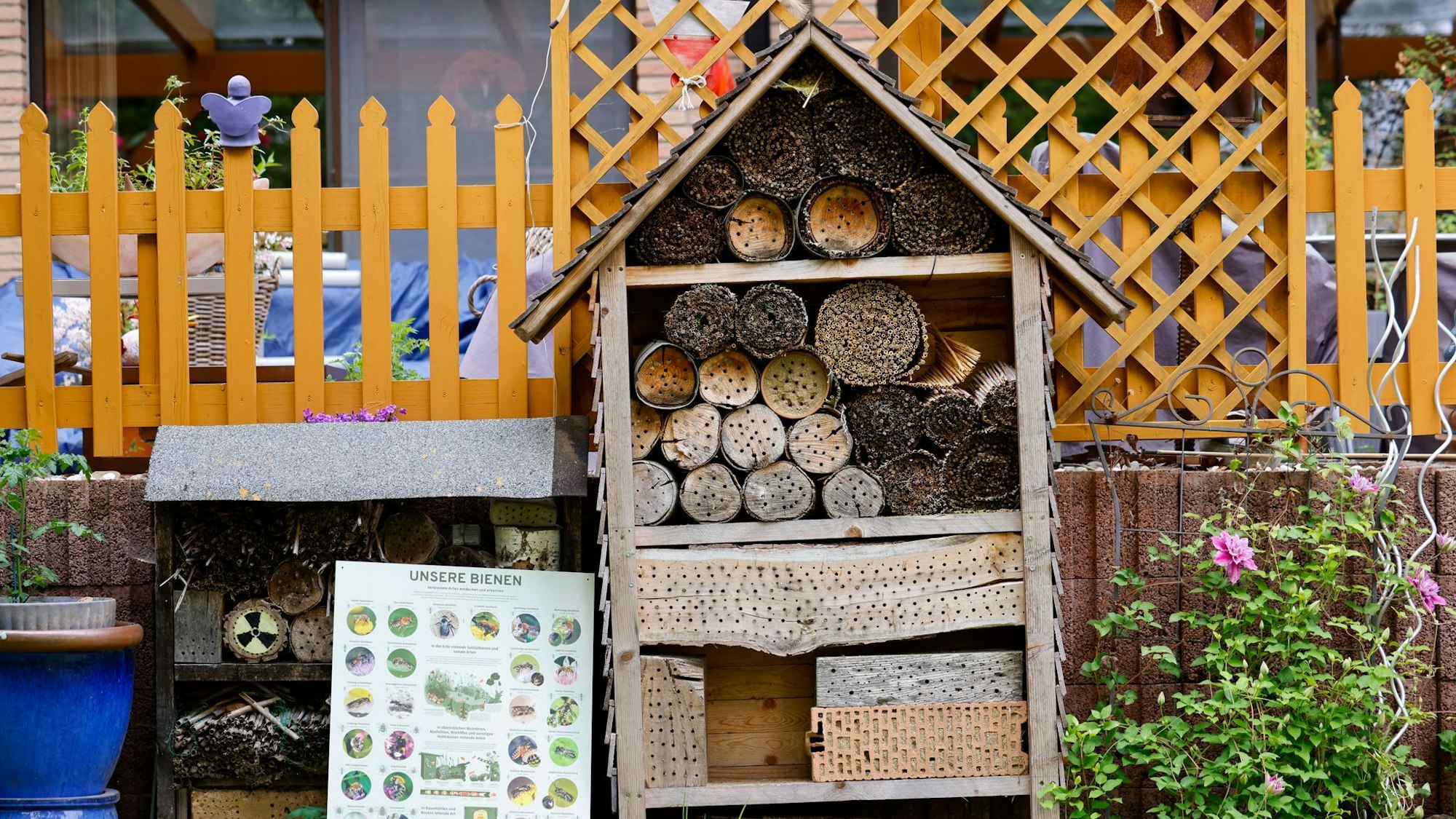 Für Insekten und Wildbienen hat Friedel Mirbach ein großes Insektenhotel.