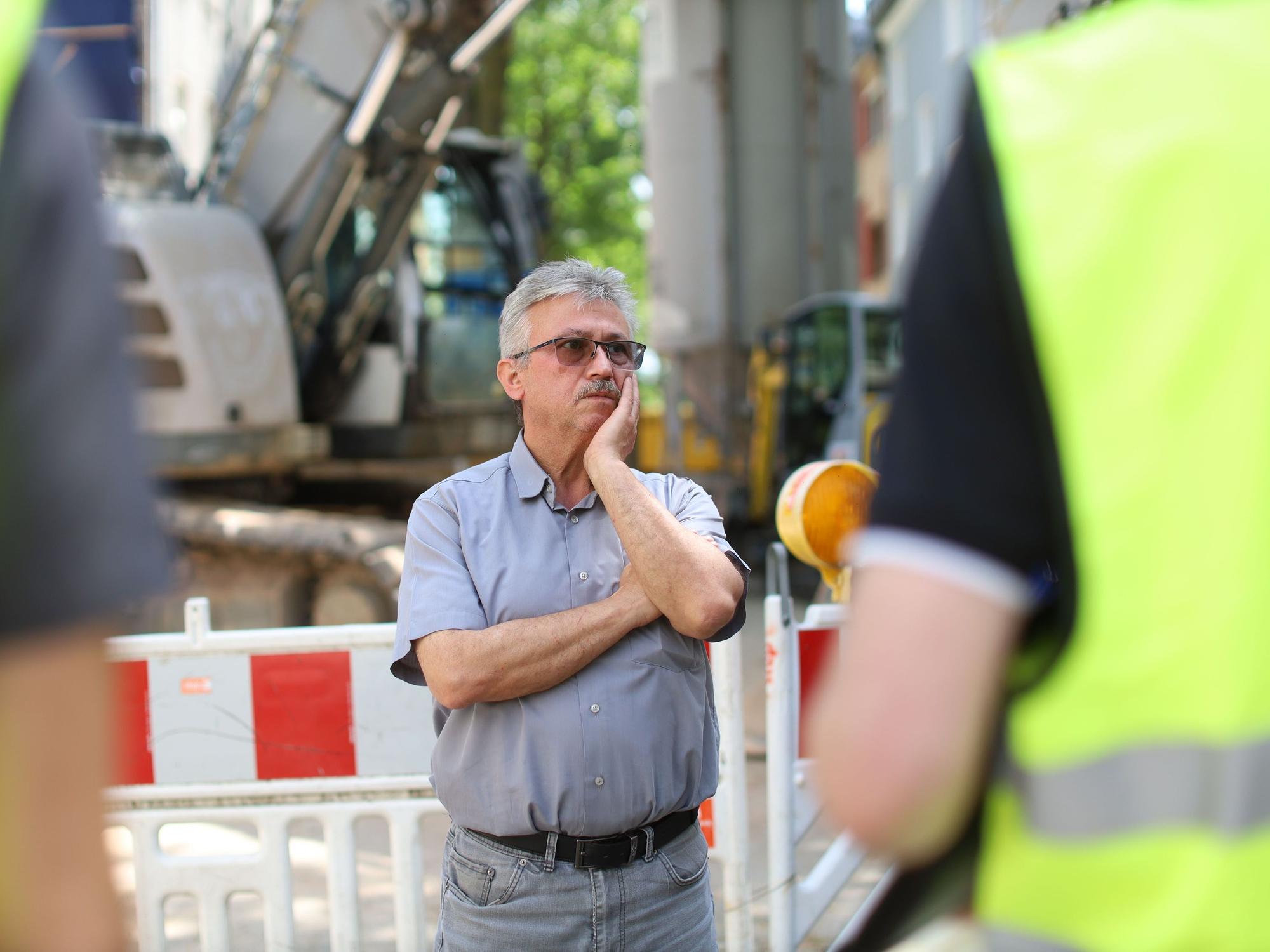 Hausbesitzer Celal Esen ist besorgt um seine Mieter und das Haus.
