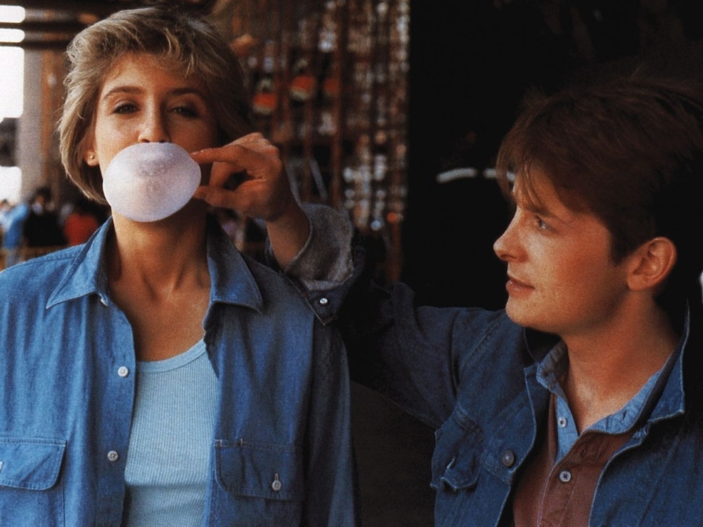 Mit viel Ehrgeiz und unkonventionellen Methoden macht Brantley (Michael J. Fox) Karriere in einem großen Konzern und gewinnt das Herz von Christy (Helen Slater). (Bild: teleschau / Archiv)