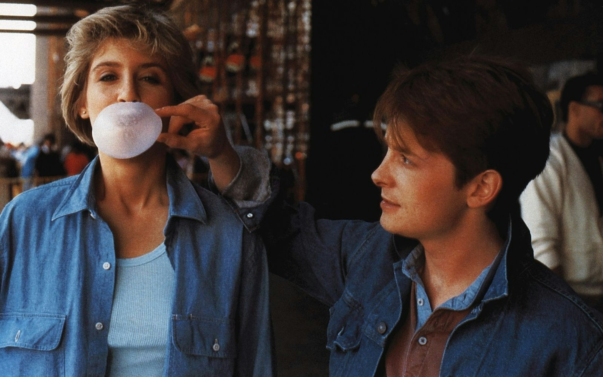 Mit viel Ehrgeiz und unkonventionellen Methoden macht Brantley (Michael J. Fox) Karriere in einem großen Konzern und gewinnt das Herz von Christy (Helen Slater). (Bild: teleschau / Archiv)