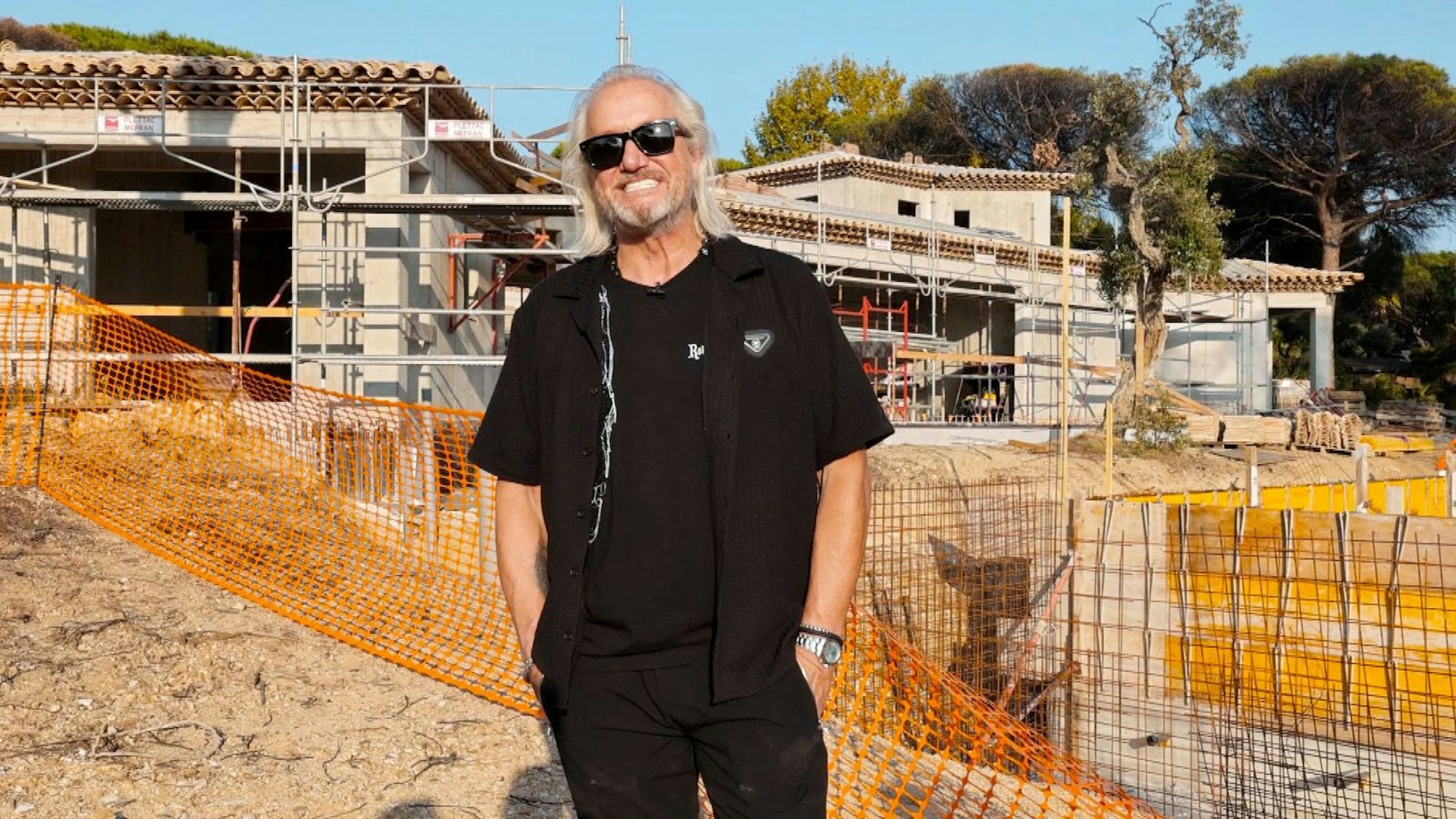 Der Streit dreht sich um ein Zimmer in der neuen Geiss-Villa in Saint-Tropez. Doch die ist noch gar nicht fertig. (Bild: RTLZWEI)